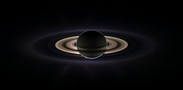 In Saturns Schatten. Dieses Panorama wurde aus 165 Bildern zusammengesetzt, die mit Cassinis Weitwinkelkamera am 15. September 2006 gemacht wurden. Quelle: NASA/JPL/Space Science Institute
