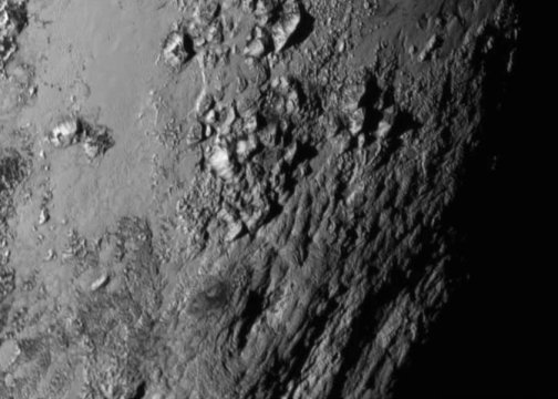 Diese Nahaufnahme von der Äquatorregion nahe der Basis von Plutos hellem, herzförmigen Gebiet, zeigt eine Gebirgskette mit bis zu 3 500 m hohen Gipfeln. Foto: NASA/JHU APL/SwRI