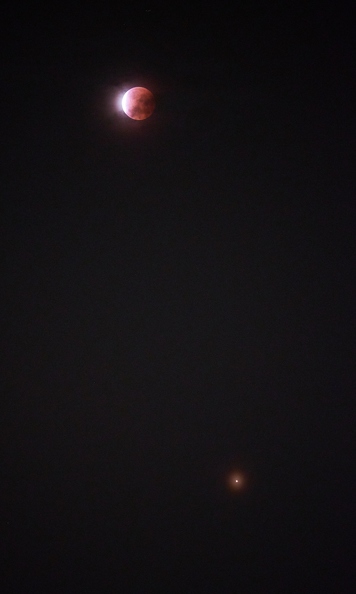 Totale Mondfinsternis und Mars in Opposition am 27. Juli 2018. Credit: Niki Nekuda