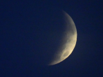 Die Mondfinsternis am 28. August 2026, 5h39 MESZ, zwischen Wolken erwischt von Kaisermühlen aus. Bild: Norbert Fiala, 1/15s, 20000 ISO