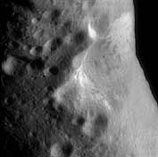 Der große Zentralkrater auf Eros, fotografiert von NEAR Shoemaker.