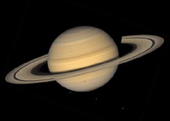 Diese schöne Aufnahme vom Saturn stammt noch von der Raumsonde Voyager 2.
