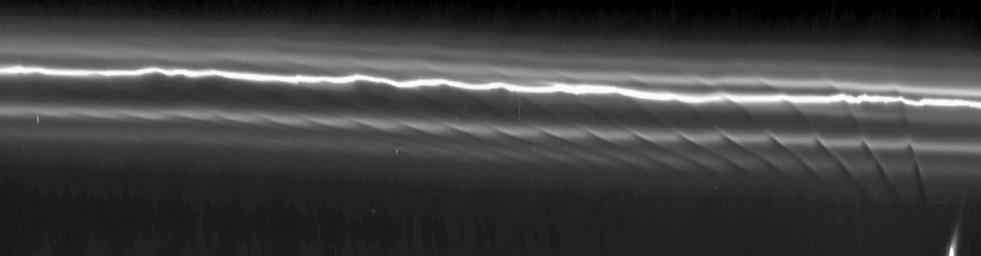 Dieses Mosaik aus 15 Cassini-Aufnahmen zeigt, wie Prometheus alle 14,7 Stunden eine Spur im F-Ring hinterlässt.
