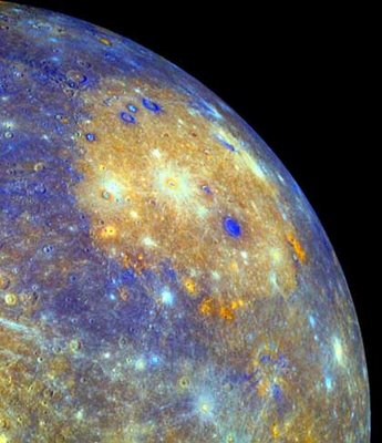 Ein Falschfarbenbild des Caloris-Beckens.