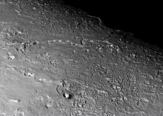 Blick auf die vulkanischen Ebenen von Neptuns Mond Triton
