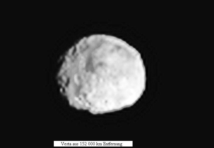Am 24. Juni 2011 mit der Framing-Camera an Bord der Raumsonde Dawn aus einer Entfernung von 152 000 km.
