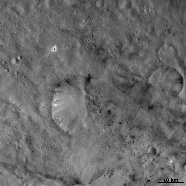 Der rund 20 km große Krater mit Namen Helena