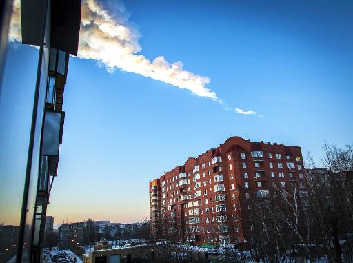 Eine Boliden-Spur über einem Wohnblock der russischen Stadt Tscheljabinsk am 15. Februar 2013.