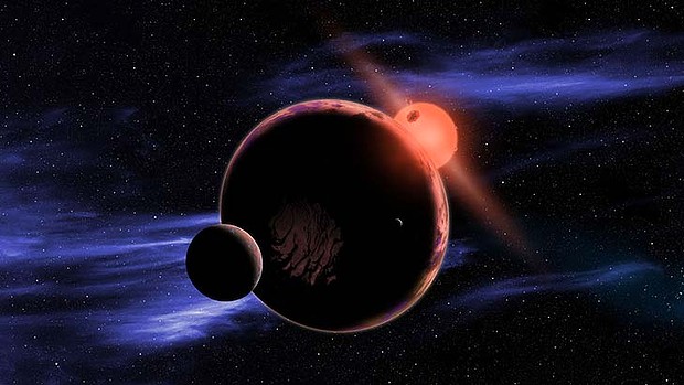 So könnte ein lebensfreundlicher Planet mit zwei Monden um einen Roten Zwergstern aussehen.