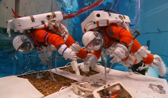 Die NASA-Astronauten Stan Love and Steve Bowen bei der Arbeit