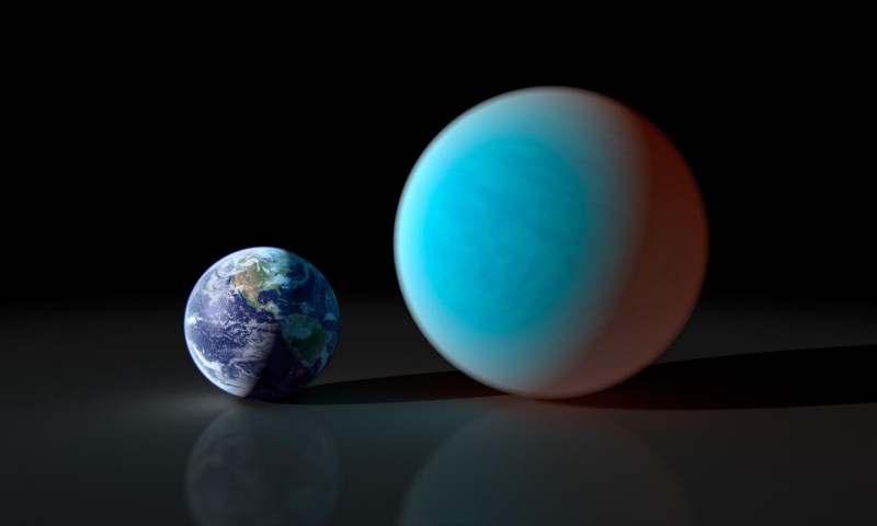 Größenvergleich unserer Erde mit 55 Cancri e dem innersten der fünf Planeten in diesem System.