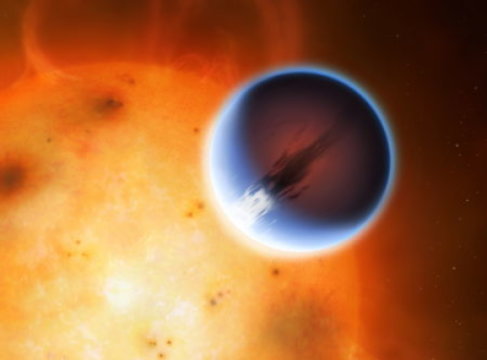 Planet HD 189733b vor seinem Stern