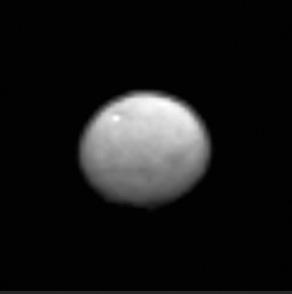 Zwergplanet Ceres am 13. Jänner 2015 aus einer Entfernung von 383 000 km.
