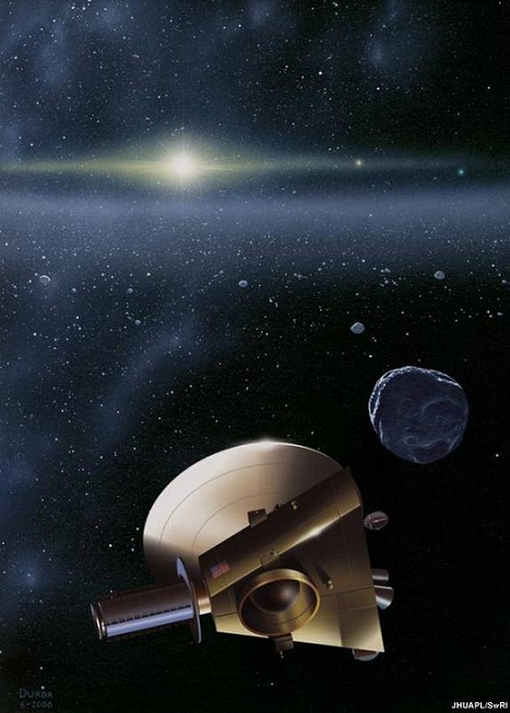 Die Raumsonde New Horizons beim Treffen mit einem Kuiper-Gürtel-Objekt. Die Sonne ist mehr als 6,7 Mrd. Kilometer entfernt. Jupiter und Neptun sind als ein oranges und blaues Sternchen rechts von der Sonne zu sehen. Obwohl Kuiper-Gürtel-Objekte niemals so dicht gedrängt zu sehen wären, vermittelt die Illustration dennoch wie weitläufig die Zone eisiger Welten ist. (Künstlerische Darstellung)