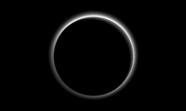 Die Atmosphäre Plutos im Gegenlicht, als die Raumsonde schon 2 Millionen Kilometer von Zwergplaneten entfernt war. Die Dunstschicht um Pluto ist fünfmal höher als erwartet wurde.