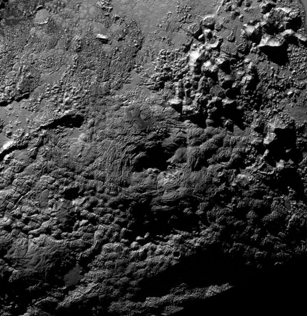 Der 160 km breite und 4 km hohe Wright Mons, südlich von Sputnik Planum
