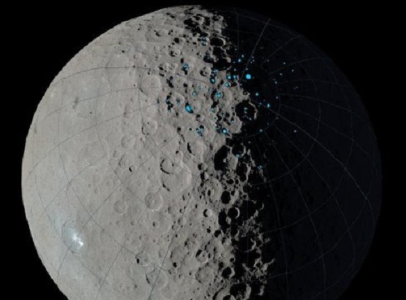 An den Polen von Ceres haben Wissenschaftler Krater gefunden, deren Böden permanent im Schatten sind (blaue Markierungen).