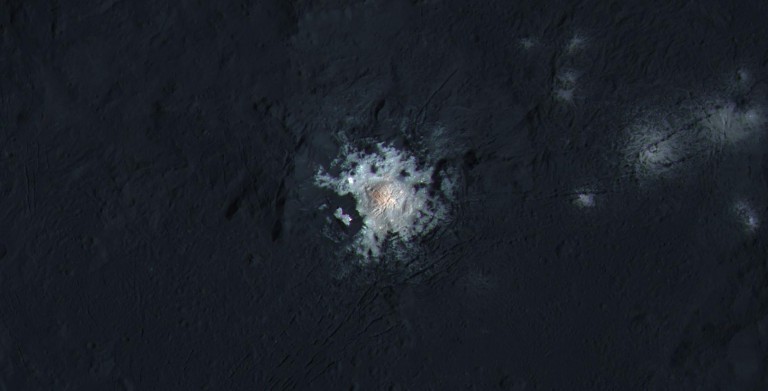 Die hellen zentralen Stellen im Zentrum des Kraters Occator sind auf diesem Bild mit verbesserten Farben dargestellt um subtile Unterschiede auf der Ceres-Oberfläche hervor zu heben.