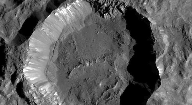 Die Aufnahme der Raumsonde Dawn zeigt Kupalo, einen der jüngsten Krater auf Ceres.