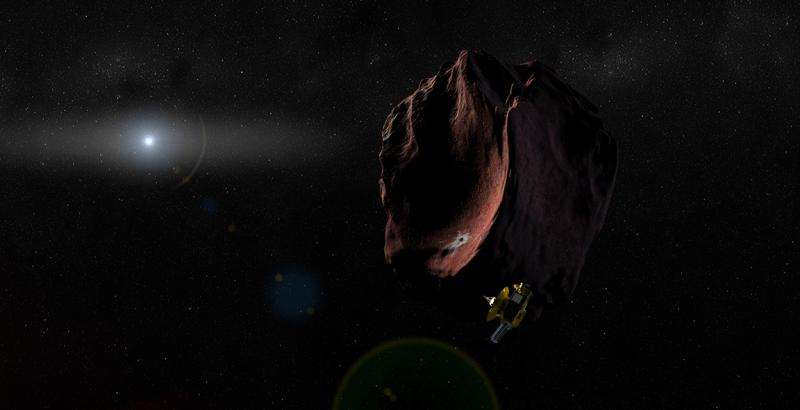 Künstlerische Darstellung, wie New Horizons, als Teil der erweiterten Mission, den KBO 2014 MU69 erreicht. Links im Bild die ferne Sonne.