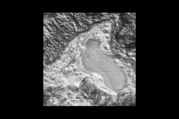 Ein See aus gefrorenem Stickstoff auf Pluto legt nahe, dass einst Flüssigkeiten über seine Oberfläche geflossen sind.