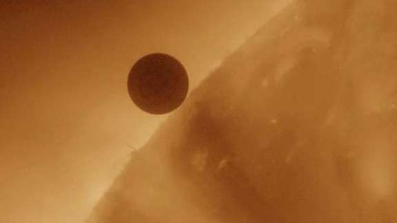 Annäherung des Planeten Venus an die Sonne bei einem Transit im Jahr 2012.