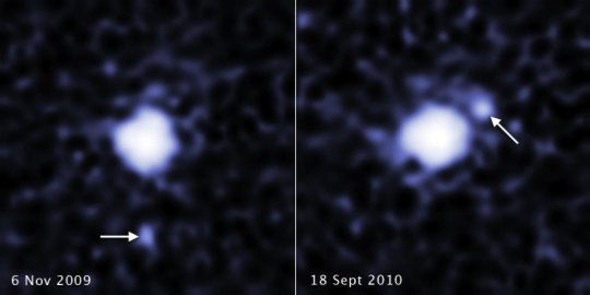 Diese beiden Bilder, die im Abstand von einem Jahr aufgenommen wurden, zeigen einen Mond, der den TNO 2007 OR10 umkreist.