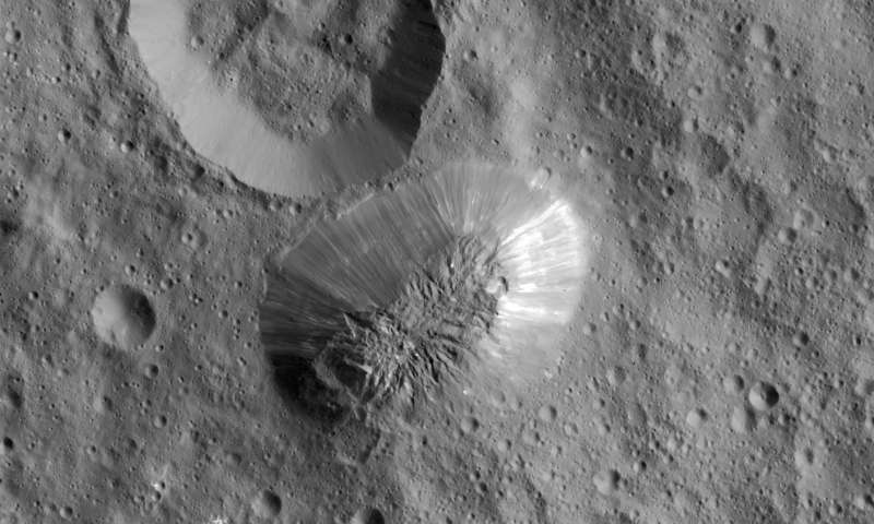 Ceres´ mysteriöser Berg Ahuna Mons ist auf diesem Bilder-Mosaik zu erkennen.