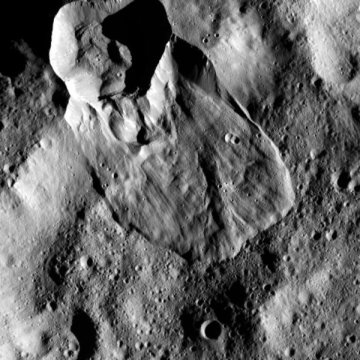 Typ I Erdrutsche auf Ceres sind relativ groß und rund und haben dicke „Zehen“ an ihren Enden. Sie ähneln Felsengletscher und eisigen Erdrutschen, die es auch in der Arktis auf der Erde gibt.