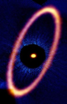 Komposit-Bild des Sternsystems Fomalhaut.