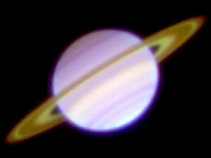 Ein aus drei Farben zusammengesetztes Bild vom Saturn im mittleren Infrarot.