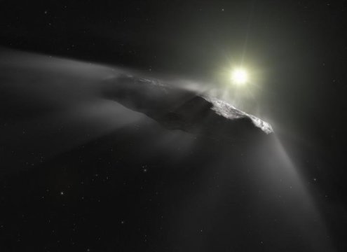 Die Impression des Künstlers zeigt `Oumuamua, das erste interstellare Objekt, welches im Sonnensystem entdeckt wurde. Bild: ESA/Hubble, NASA, ESO, M. Kornmesser