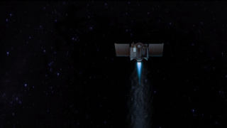 Illustration der Raumsonde OSIRIS-REx beim Zünden des Haupttriebwerks. Bild: University of Arizona