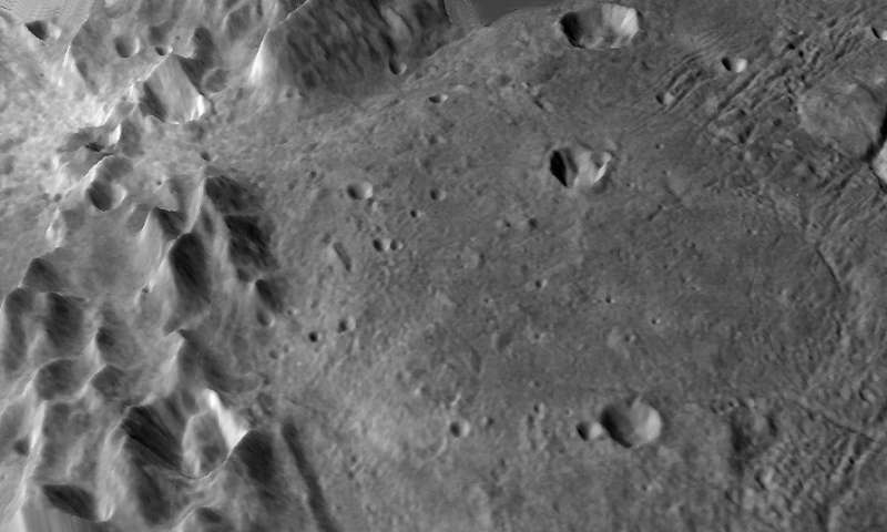 Bergkämme und vulkanische Ebenen auf Plutos Mond Charon. Bild: USRA
