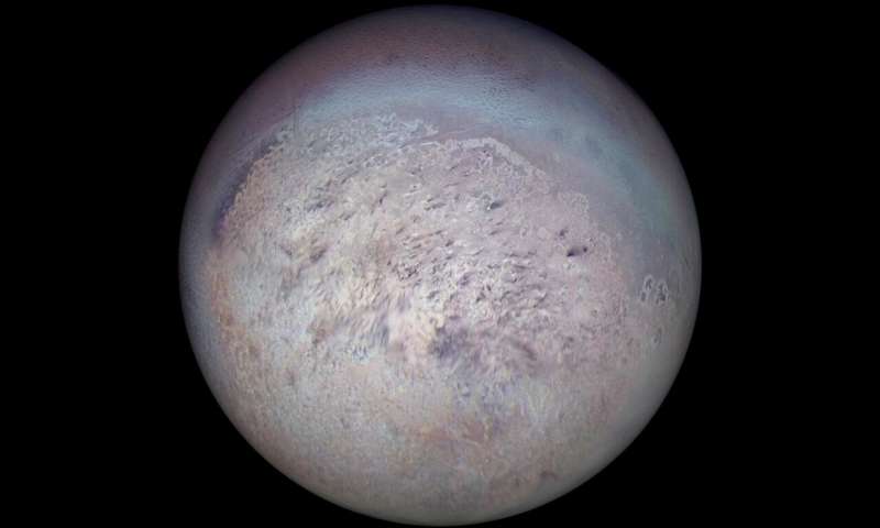 Das Voyager 2 Bild von Triton zeigt die Südpolregion mit dunklen Streifen, die von Geysiren erzeugt werden die auf der eisigen Oberfläche des Mondes zu sehen sind. Bild: NASA/JPL