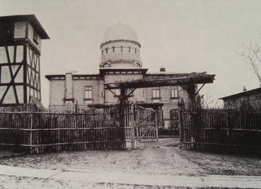 Das Mirenhaus der Kuffner Sternwarte (links im Vordergrund)